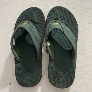 Men’s 9 Like New Hawaiian Performance Surfwear Flip Flops Dark Neutral Casual